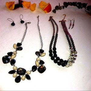 Costume jewelry. 2 necklaces and 2 pairs of earrings